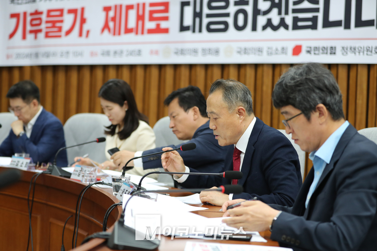 지난 14일 국회 본청에서 기후위기로 인해 폭등하는 ‘밥상 물가’의 대안을 마련하기 위한 ‘기후물가, 제대로 대응하겠습니다’라는 제목으로 당정 토론회에서 한두봉 원장이 강연하고 있다. (사진=최동환 기자)