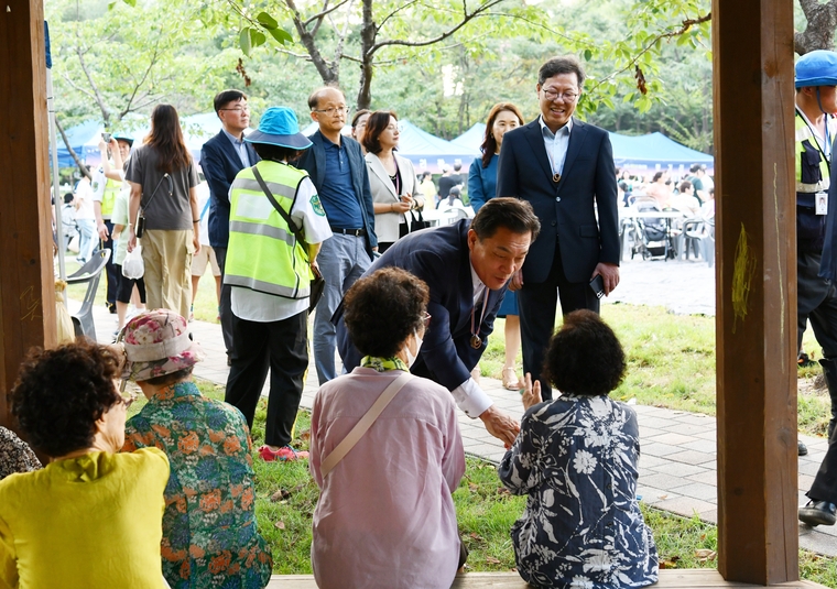 이재준 수원특례시장이 매봉공원 리모델링 준공을 기념해 열린 ‘2024 매투라미 페스티벌’에 참석, 시민들과 인사를 나누고 있다 <영통구청 제공>