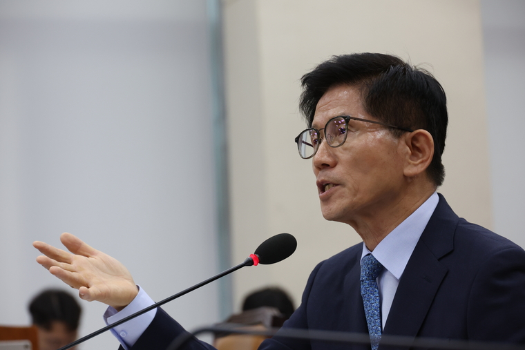 김문수 고용노동부 장관 후보자가 26일 서울 영등포구 국회에서 열린 인사청문회에서 질의에 답하고 있다. (연합뉴스)