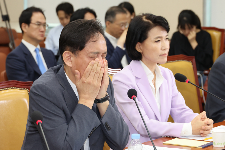 김태규 방송통신위원장 직무대행이 14일 오후 국회에서 열린 과학기술정보방송통신위원회의 '불법적 방송문화진흥회 이사 선임 등 방송장악 관련' 2차 청문회에서 의원들의 발언을 듣던 중 얼굴을 만지고 있다. 오른쪽은 이진숙 방송통신위원장. (연합뉴스)