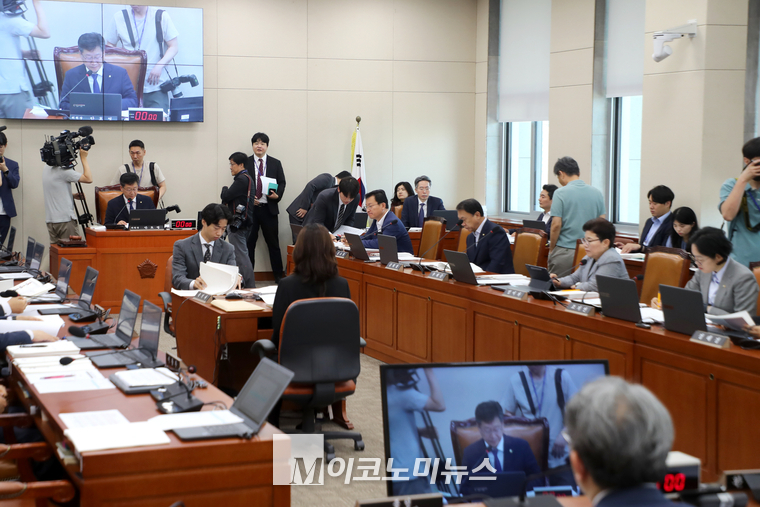 지난 6월 28일 환경노동위원회 전채회의가 국회 본관에서 열리고 있다. (사진=최동환 기자)