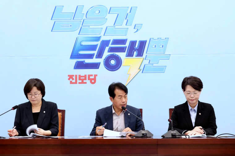 진보당이 27일 국회 본청에서 의원 총회를 하고 있다. (왼쪽 부터 정혜경·윤종오·전종덕 의원). (진보당)