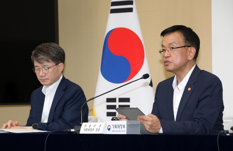 내년 예산안을 설명하는 최상목(오른쪽) 부총리 겸 기획재정부 장관. 사진=연합뉴스