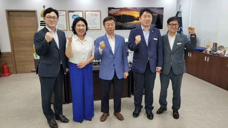 통합실무협의체를 개최하며 경기 미래형 과학고 성남 유치를 위해 결의를 다졌다 (왼쪽에서 두번째 오찬숙성남교육장. 세번쨰 신상진성남시장) <성남교육지원청 제공>