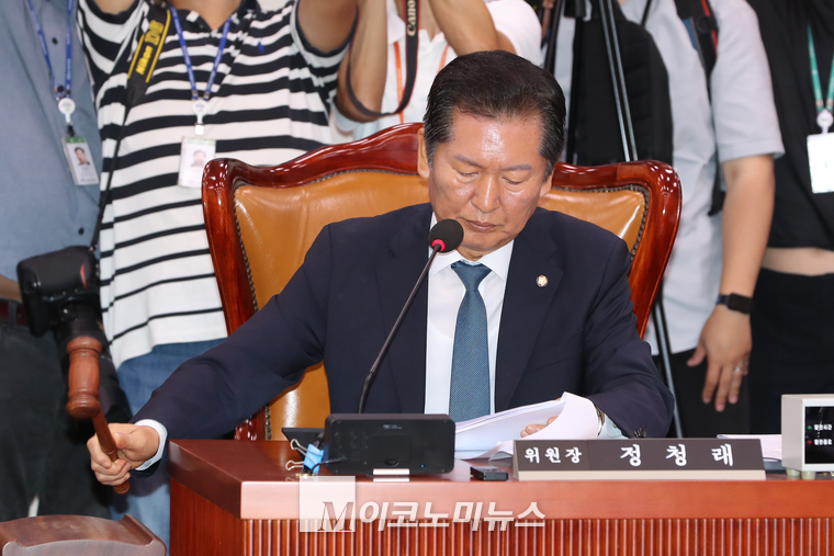정청래 법사위원장이 지난달 31일 열린 법제사법위원회 전체회의에서 의사봉을 두드리고 있다. (사진=최동환 기자)