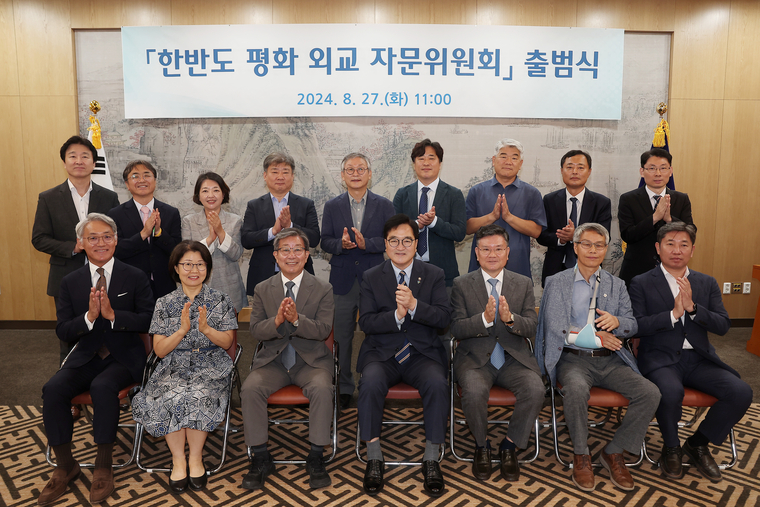 원원식 국회의장과 자문위원들이 자문위원회 출범식에서 기념촬영 하고 있다. (국회사무처)