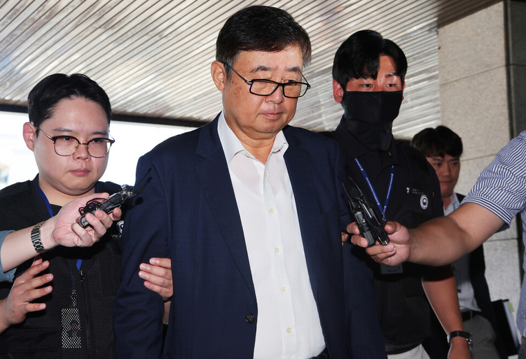 아리셀 박순관(가운데) 대표가 28일 수원지방법원에서 영장실질심사를 마친 뒤 대기 장소인 경기도 수원남부경찰서 유치장으로 들어가고 있다. (사진=연합뉴스)