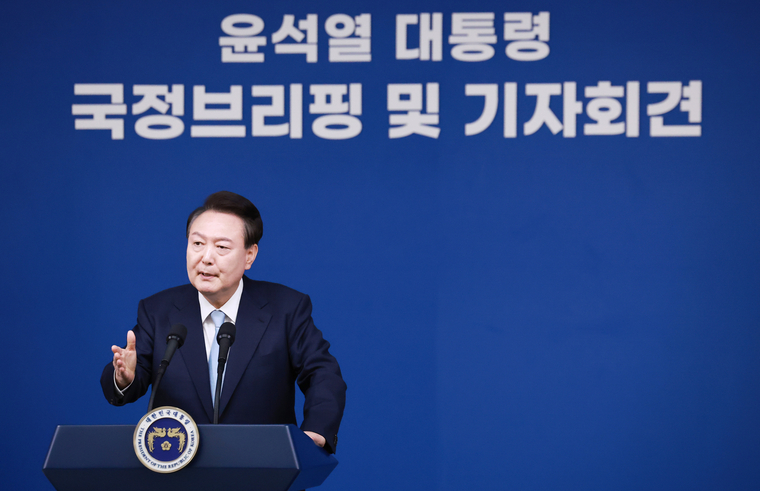 윤석열 대통령이 29일 오전 서울 용산 대통령실 청사에서 열린 '국정브리핑 및 기자회견'에서 의료개혁에 대한 질문에 답하고 있다. (연합뉴스)