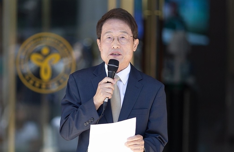 29일 조희연 서울시교육감이 대법원 선고에 대한 입장발표를 하고 있다. 이날 대법원 3부는 직권남용 권리행사방해 등 혐의로 기소된 조 교육감에게 징역 1년 6개월에 집행유예 2년을 선고한 원심판결을 29일 확정했다. 사진=연합뉴스)