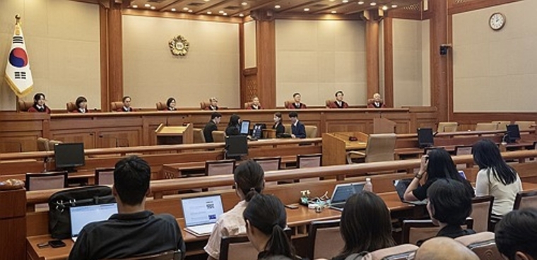이종석 헌법재판소장을 비롯한 헌법재판관들이 29일 오후 헌법소원·위헌법률 심판이 열린 서울 종로구 헌법재판소 심판정에 입장해 착석하고 있다. 사진=연합뉴스