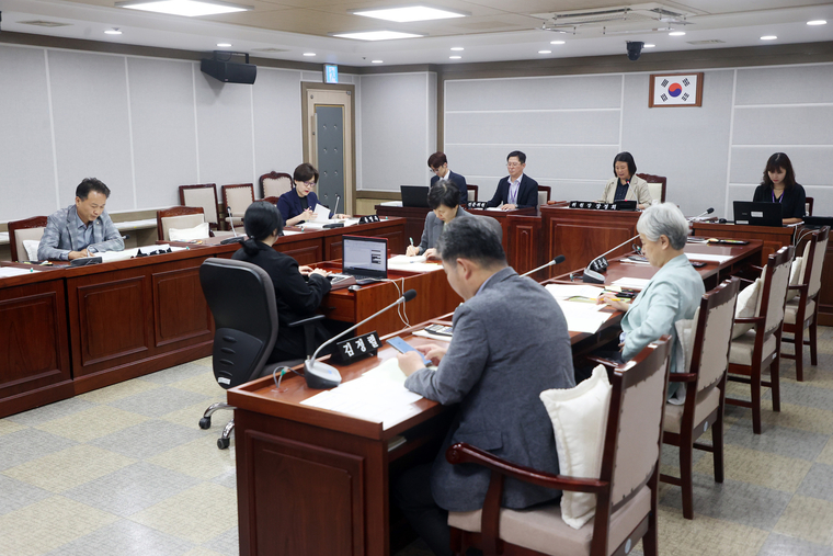 기획경제위소속 국민의 힘 의원이 불참한채 민주당 의원들이 주요업무추진실적을 청취하고 있는 모습 <수원시의회 제공>
