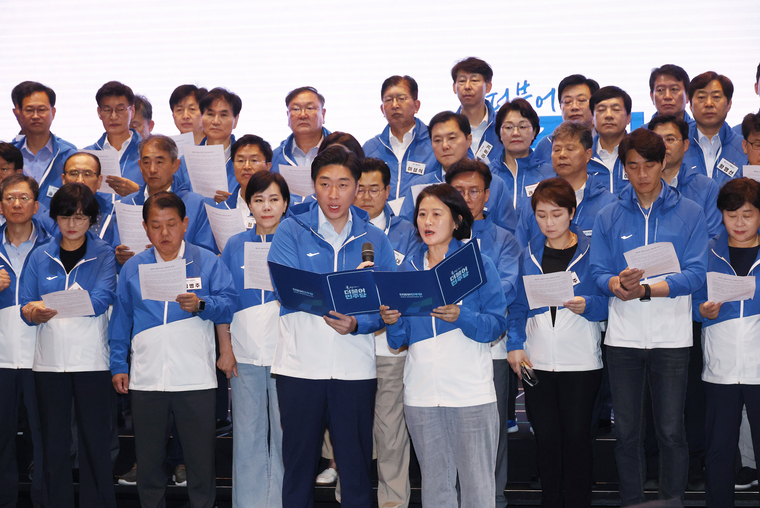 더불어민주당 김용만(왼쪽), 박지혜 의원이 30일 인천 영종도 네스트호텔에서 열린 2024 정기국회 국회의원 워크숍에서 결의문을 낭독하고 있다. (연합뉴스)