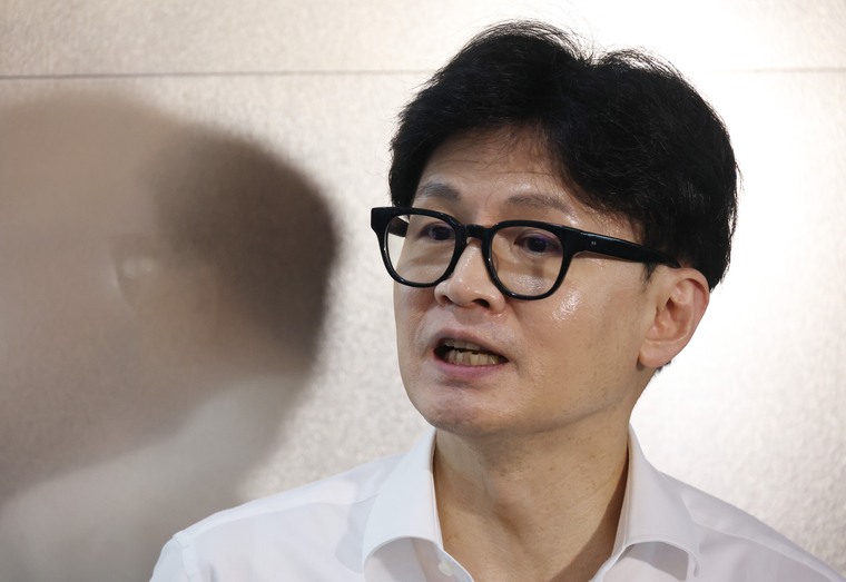 국민의힘 한동훈 대표가 30일 인천 영종도 인천국제공항공사 인재개발원에서 열린 2024 국회의원 연찬회를 마치고 취재진의 질문에 답하고 있다. (연합뉴스)