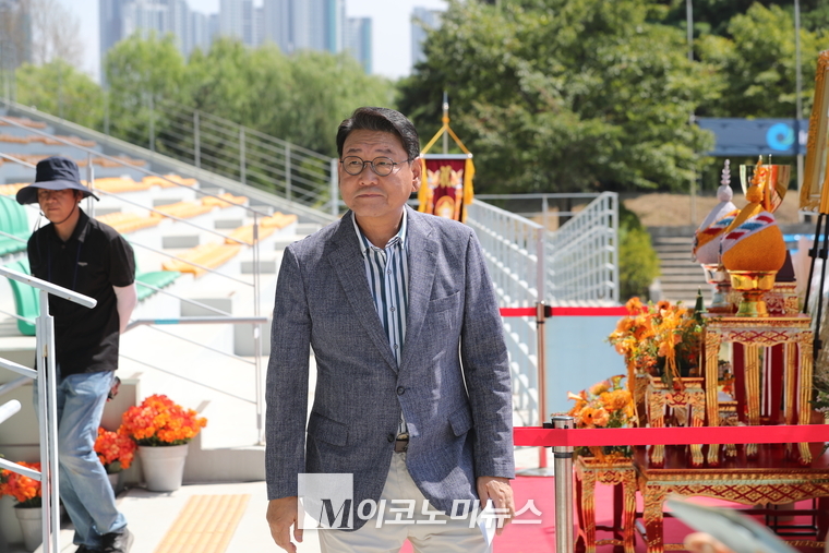 기교흥 더불어민주당 의원이 축사를 위해 단상으로 나오고 있다. (사진=최동환 기자)