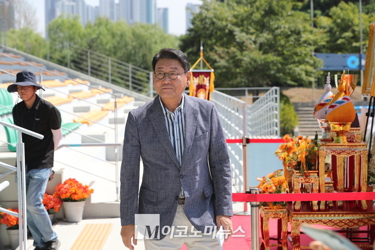 더불어민주당 김교흥 의원이 환영사를 하기 위해 무대로 나가고 있다. 사진=최동환 기자 