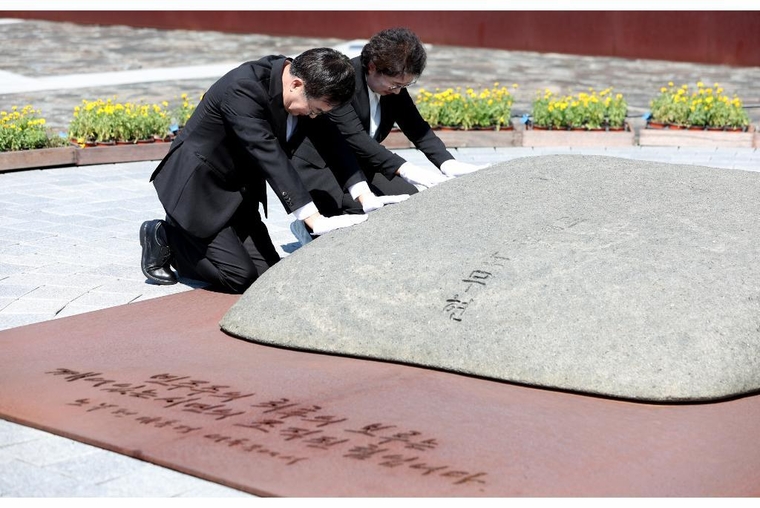 31일 오후 봉하마을 방문한 김동연 경기도지사와 배우자인 정우영 여사가 고(故) 노무현 전 대통령 묘역을 참배하고 있다 <경기도 제공>