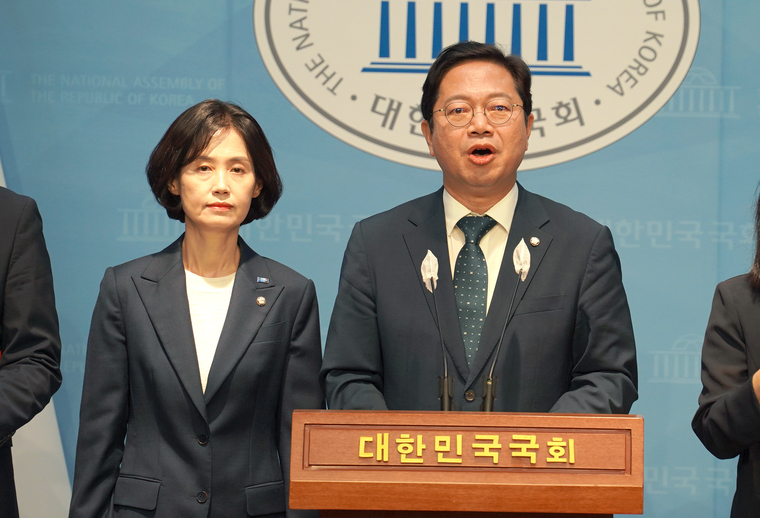 박은정 조국혁신당 의원 (왼쪽)과 김승원 더불어민주당 의원이 기자회견에 참석하고 있다. (김승원 의원실)