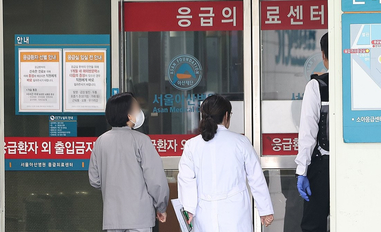 전국에서 응급실 파행으로 보건복지부 차관은 군의관 투입을 시사한 가운데, 현장에선 응급실 근무 의사를 구하기 위한 '구인전쟁'이 벌어지고 있다. (사진=연합뉴스)