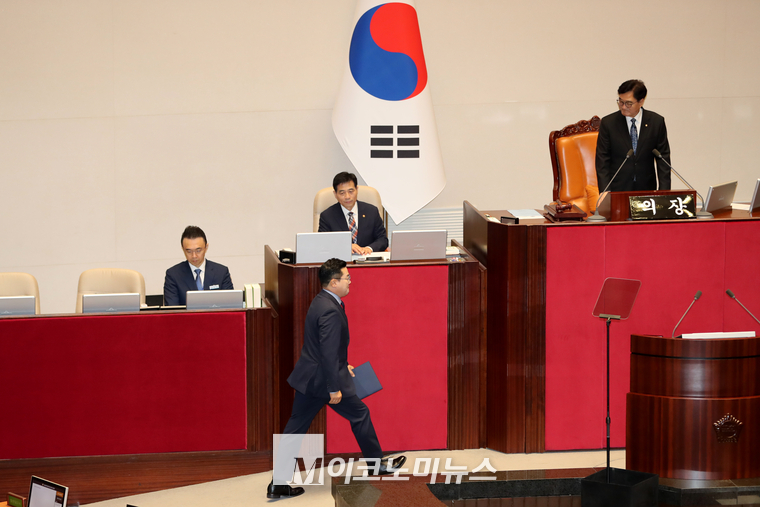 박찬대 더불어민주당 원내대표가 4일 국회 교섭단체 대표연설을 하기 위해 단사으로 이동하고 있다. (사진=최동환 기자)