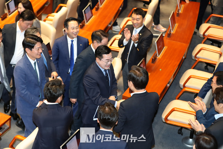 박찬대 더불어민주당 원내대표가 4일 국회 교섭단체 대표연설을 하고 이재명 대표를 비롯한 자당 의원들의 축하를 받고 있다. (사진=최동환 기자)