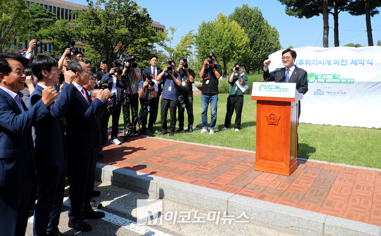 우원식 국회의장이 기념사 중 황이팅을 화치고 있다. (사진=최동환 기자)