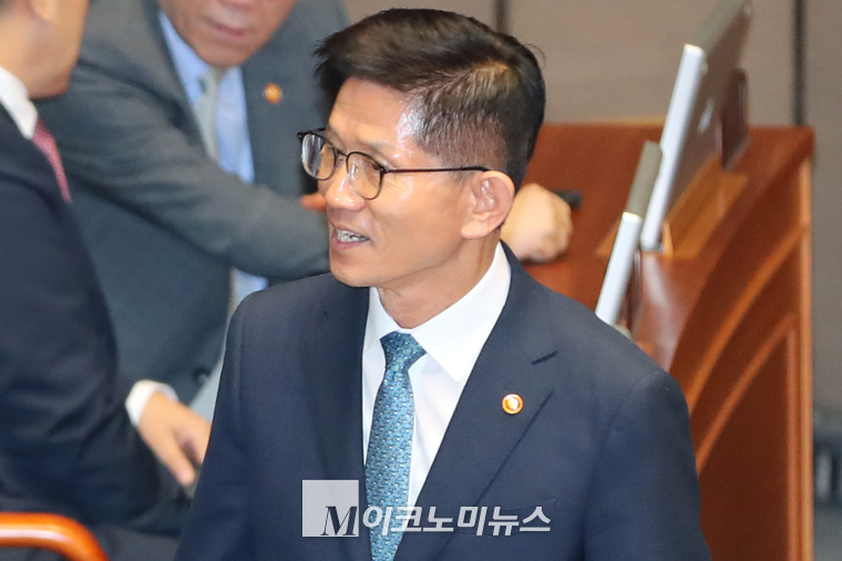김문수 장관이 4일 열린 교섭단체 대표연설에 참석해 의원들과 인사하고 있다. (사진=최동환 기자)