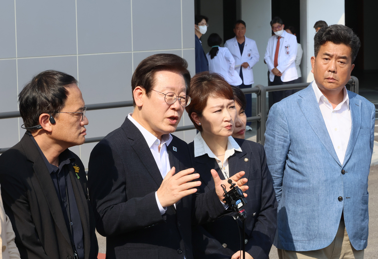 이재명 대표가 4일 민주당 의료대란대책특위와 함께 서울 성북구 고려대학교 안암병원을 방문, 추석명절 의료 대응 여력 등을 살핀 뒤 취재진 질문에 답하고 있다. (연합뉴스)