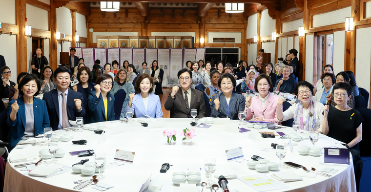 우원식 국회의장과 기념식에 참석자들이 기념촬영하고 있다. (국회사무처)