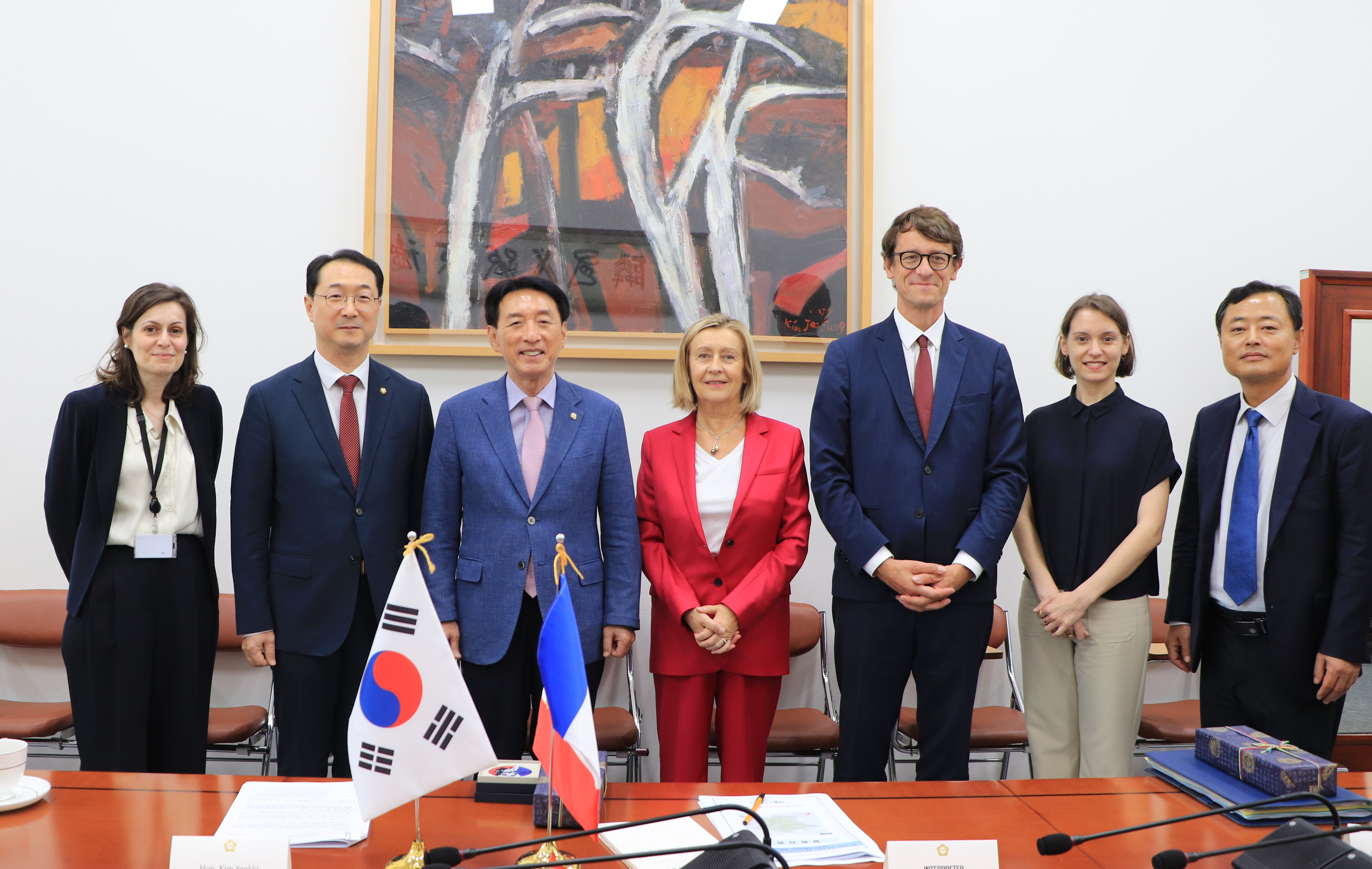 김석기 위원장이 국회에서 엘렌 콘웨이-무레 프랑스 상원 외교·국방·군사위원회 부위원장을 면담하고 기념촬영하고 있다. (국회사무처)