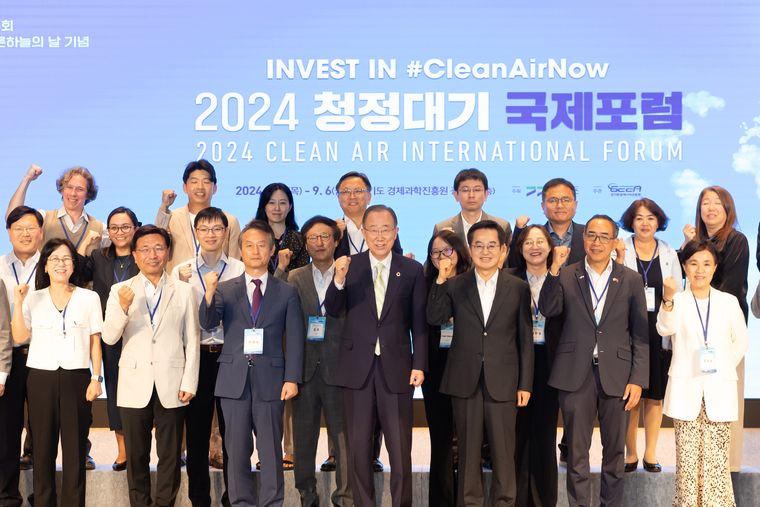 5일 오전 경기경제과학진흥원에서 김동연 경기도지사, 반기문 반기문재단 이사장, 강금실 경기도 기후대사, 국제기구 관계자, 국내외 전문가 등이 기념촬영을 하고 있다 <경기도 제공>