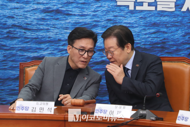 이재명 대표가 김민석 최고위원과 귀엣말하고 있다. (사진=최동환 기자)
