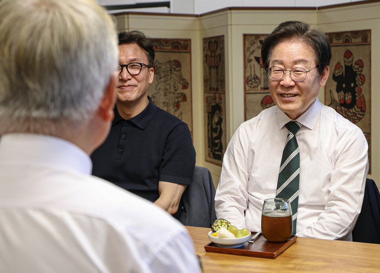 이재명 더불어민주당 대표가 8일 양산을 찾아 문재인 전 대통령과 이야기 나누고 있다. (더불어민주당)