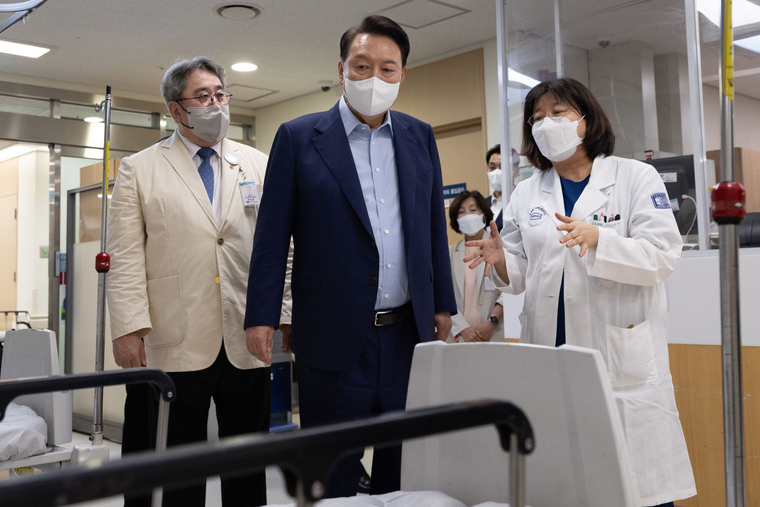  지난 4일 윤석열 대통령은 저녁 8시 50분 쯤 의정부 성모병원 권역응급의료센터를 방문해 1시간 20분 가량 머물며 국민 건강을 위해 헌신하고 있는 의료진을 격려하고 현장의 의견을 청취했다. (대통령실)