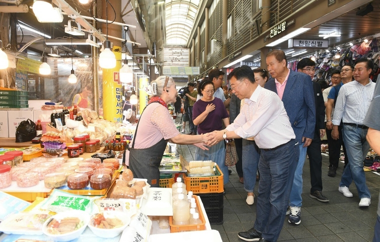 신상진 성남시장이 추석 명절을 앞두고 모란민속5일장을 비롯한 관내 전통시장을 방문해 상인들을 격려했다 <성남시 제공>