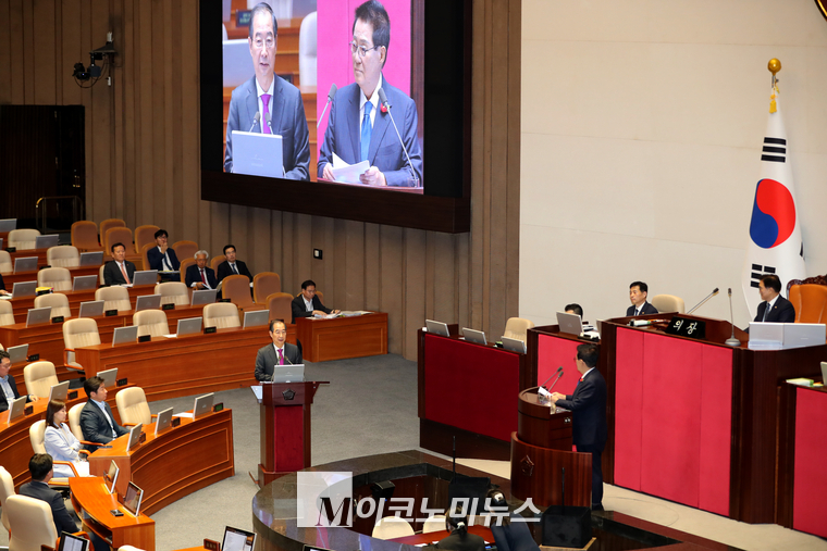 한덕수 국무총리가 박지원 의원의 질문에 답하고 있다. (사진=최동환 기자)