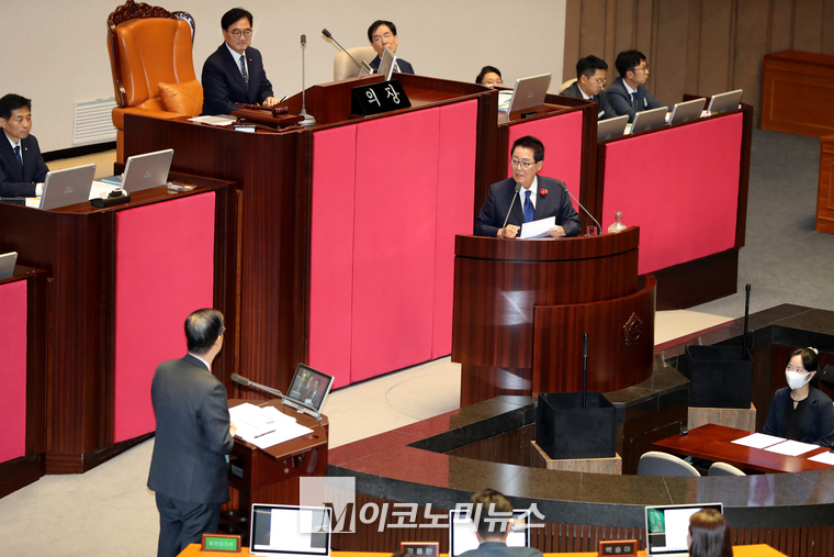 박지원 더불어민주당 의원이 한덕수 국무총리에게 질의하고 있다. (사진=최동환 기자)