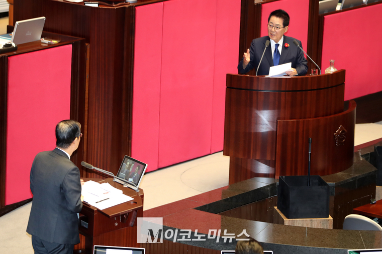 박지원 더불어민주당 의원이 9일 한덕수 국무총리를 향해 대정부 질문을 하고 있다. (사진=최동환 기자)