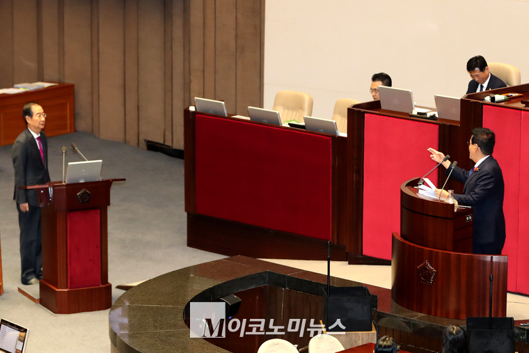 박지원 의원이 학덕수 국무총리에게 질의하고 있다. (사진=최동환 기자)