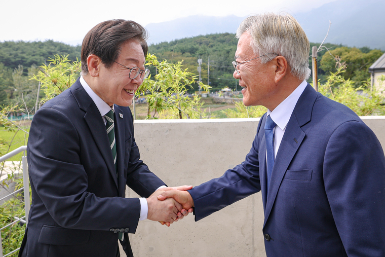 지난 8일 이재명 대표가 문재인 전 대통령을 예방해 인사 나누고 있다. (더불어민주당)