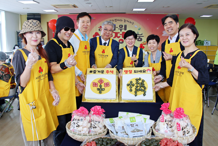 왼쪽부터 홍보대사 김보성 내외, 매크로통상 예승유 대표, 서울 사랑의열매 김재록 회장, 성동구청 이정희 복지국장, 성수종합사회복지관 박명은 관장, 서울시사회복지관협회 김연은 회장, 서울 사랑의열매 신혜영 사무처장이 기념 촬영을 하고 있다. (서울 사랑의 열매)