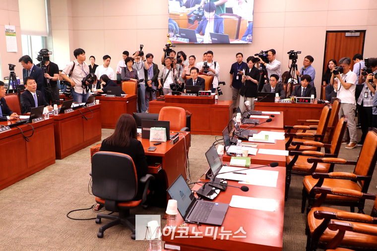지난 7월 9일 국회에서 열린 법제사법위원회 전체회의에서 여당 위원들이 퇴장해 자리가 비어 있다. (사진=최동환 기자)