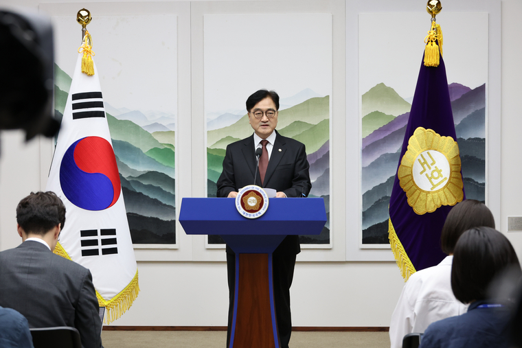 우원식 국회의장이 11일 오후 서울 여의도 국회에서 현안 관련 기자회견을 하고 있다. (연합뉴스)