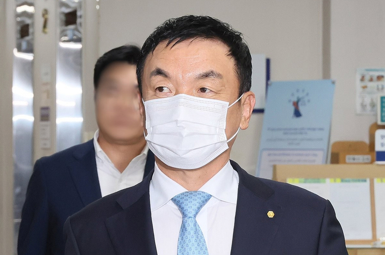 권오수 전 도이치모터스 회장이 12일 서울 서초구 서울고등법원에서 열린 '주가조작 의혹' 2심 선고 공판에 출석하고 있다. (사진=연합뉴스)