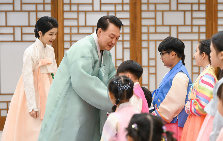 9월 8일 윤석열 대통령 부부는 용산 대통령실에서 다문화가정 어린이들과 함께 2024년 한가위 영상 메시지를 촬영했다. (대통령실)
