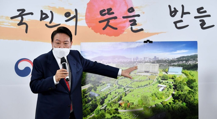 윤 대통령이 지난 3월 20일 오전 서울 종로구 삼청동 대통령직인수위원회 회견장에서 대통령실 용산 이전과 관련해 기자회견을 하고 있다. (사진=연합뉴스)