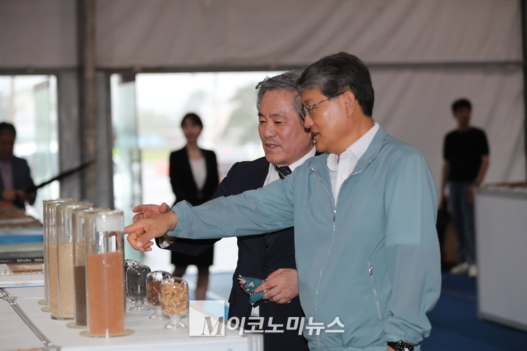 조재성 탄소중립 흙살리기 운동본부 부총재(왼쪽)와 김순호 구례군수가 토양 샘플을 보여 이야기 나누고 있다. (사진=최동환 기자)