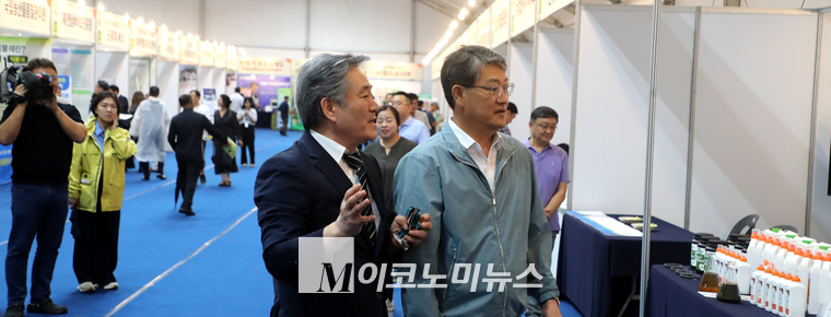 조재성 탄소중립 흙살리기 운동본부 부총재(왼쪽)와 김순호 구례군수가 기업관을 찾아 이야기 나누고 있다. (사진=최동환 기자)