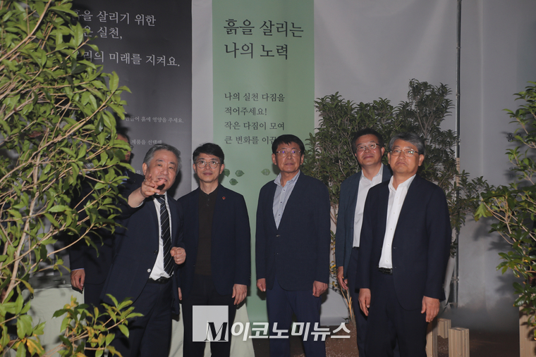 조재성 탄소중립 흙살리기 운동본부 부총재(왼쪽 첫번째)의 설명을 듣고 있는 김완섭 환경부 장관과 김순호 구례군수 서삼석 민주당 의원(왼쪽 부터). (사진=최동환 기자)