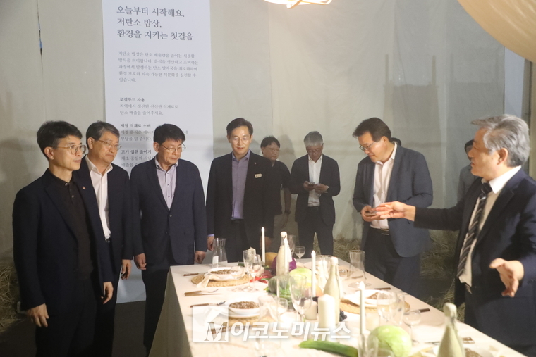 조재성 탄소중립 흙살리기 운동본부 부총재(오른쪽 첫번째)의 설명을 듣고 있는 김완섭 환경부 장관과 김순호 구례군수 서삼석 민주당 의원, 우승희 영암군수(오른쪽 부터). (사진=최동환 기자)