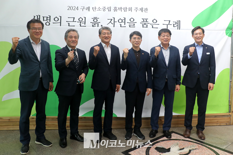 조재성 탄소중립 흙살리기 운동본부 부총재(왼쪽 두번번째)와 김완섭 환경부 장관(오른쪽 세번째)과 서삼석 민주당 의원(오른쪽 두번째) 김순호 구례군수(왼쪽3번째), 우승희 영암군수(맨 왼쪽)와 박연재 영산강유역환경청 청장(맨 왼쪽)이 주제관 관람을 하고 기념촬영하고 있다. (사진=최동환 기자)